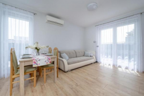 Beautiful Apartment with a Spacious Balcony in Wrocław by Noclegi Renters